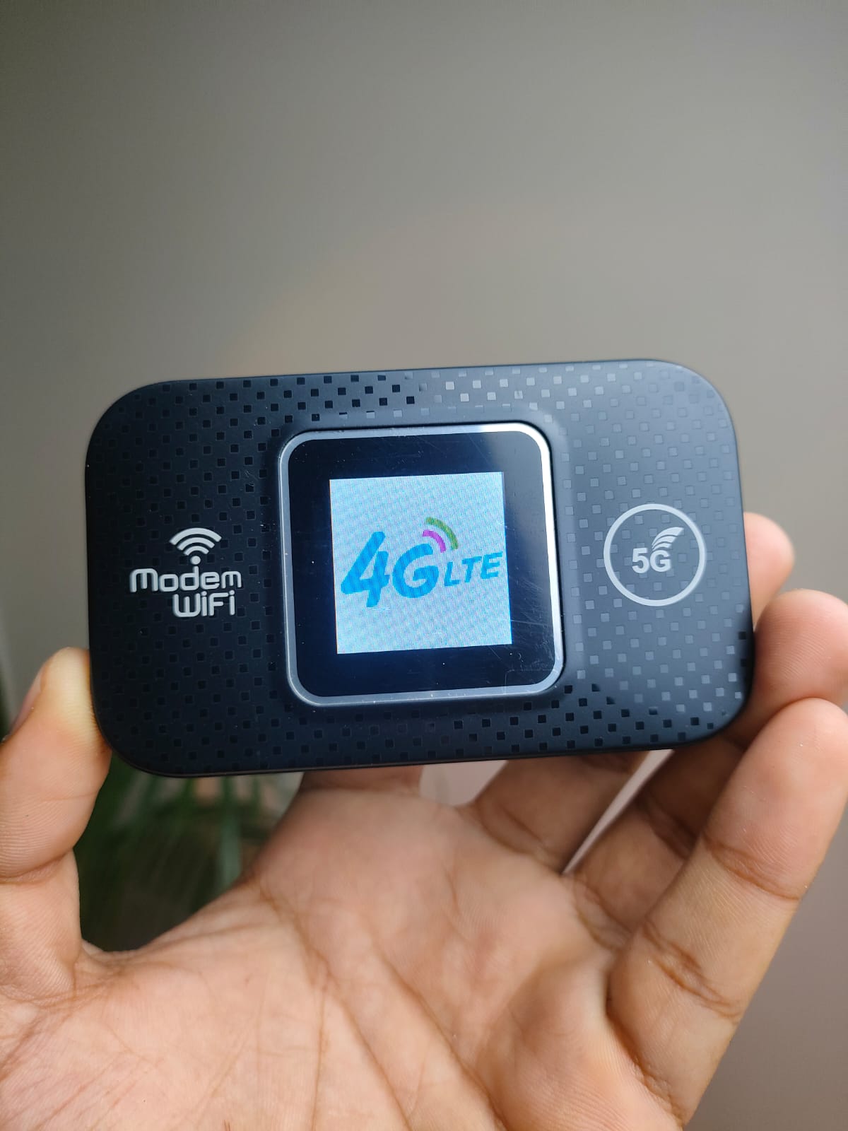 5G Display Pocket Router